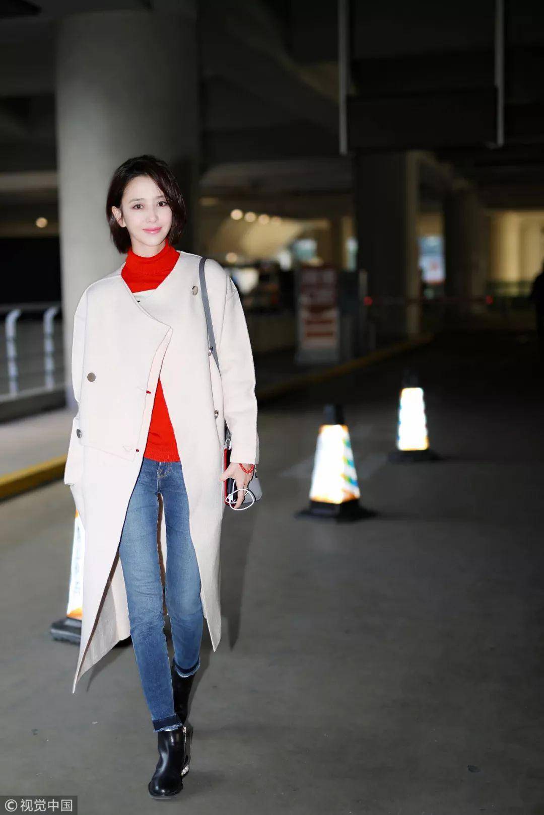 同学 杨幂张小斐10年同学，还记得张小斐春晚火了的那件大衣吗？