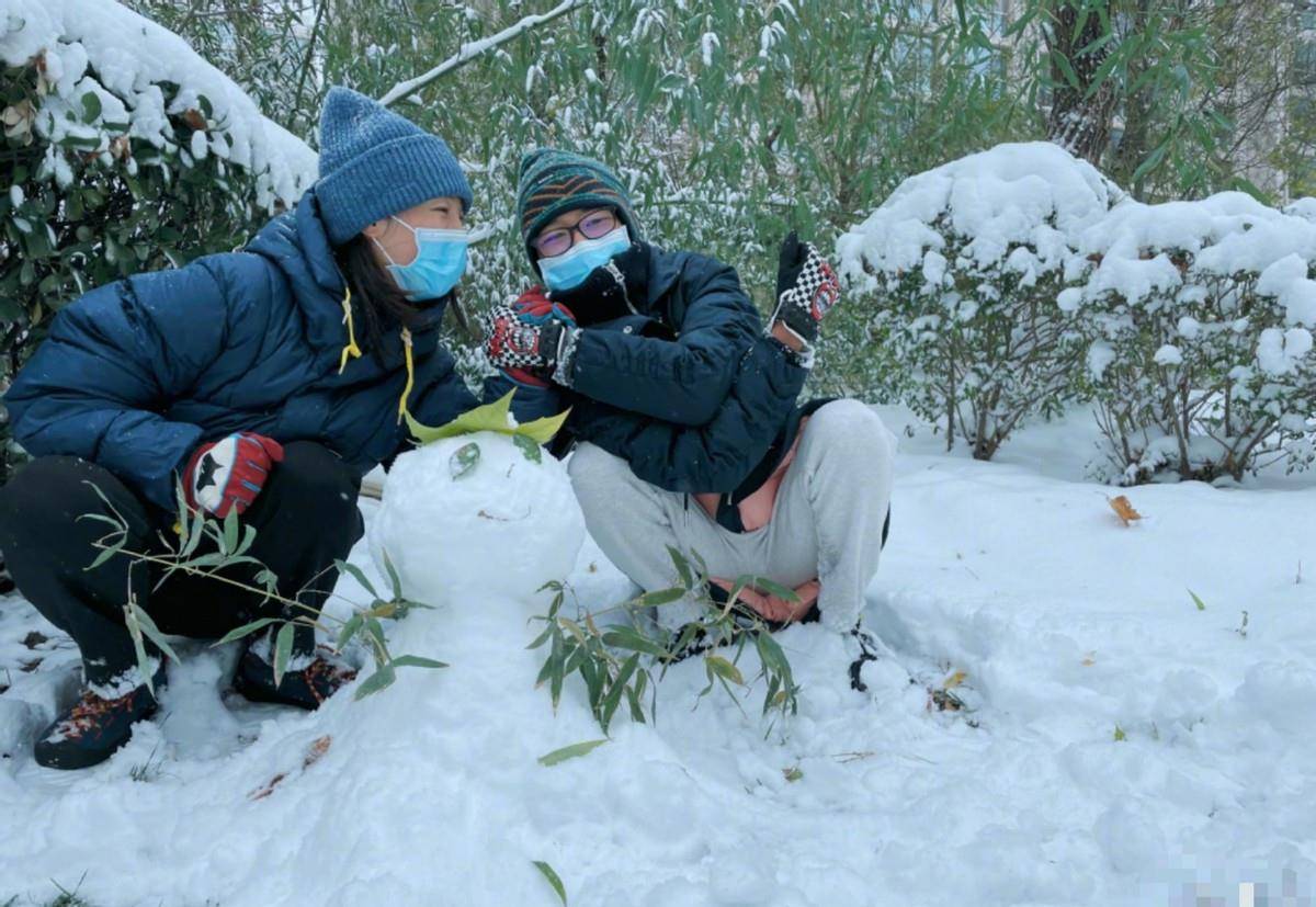 元宝|白百何懒理“二胎”风波，和儿子在小区堆雪人，母子两人笑得开怀