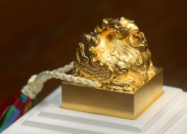 珍藏版金徽宝(黄金印玺),采用了古法制金,绳结,制匣,篆刻等传统工艺