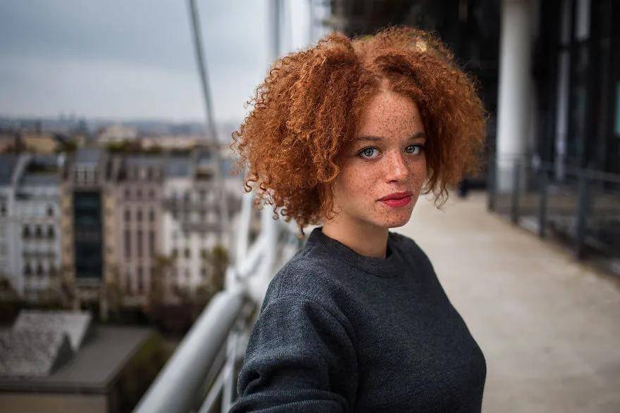 因为她走遍世界60多个国家,拍下500位美女,每一位都令人惊艳