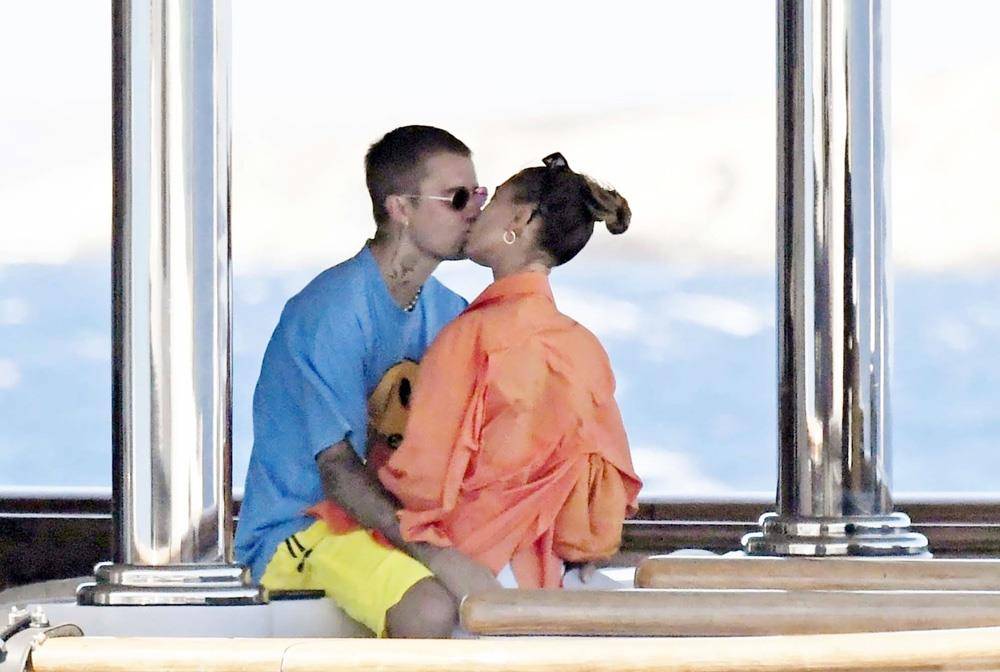 贾斯汀比伯 贾斯汀比伯与爱妻外出，力推好友新款椰子鞋，海莉展示腿精本色