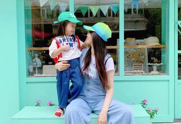 网友 伊能静的身材真令人羡慕，穿连衣裙减龄像少女，网友：求保养秘诀