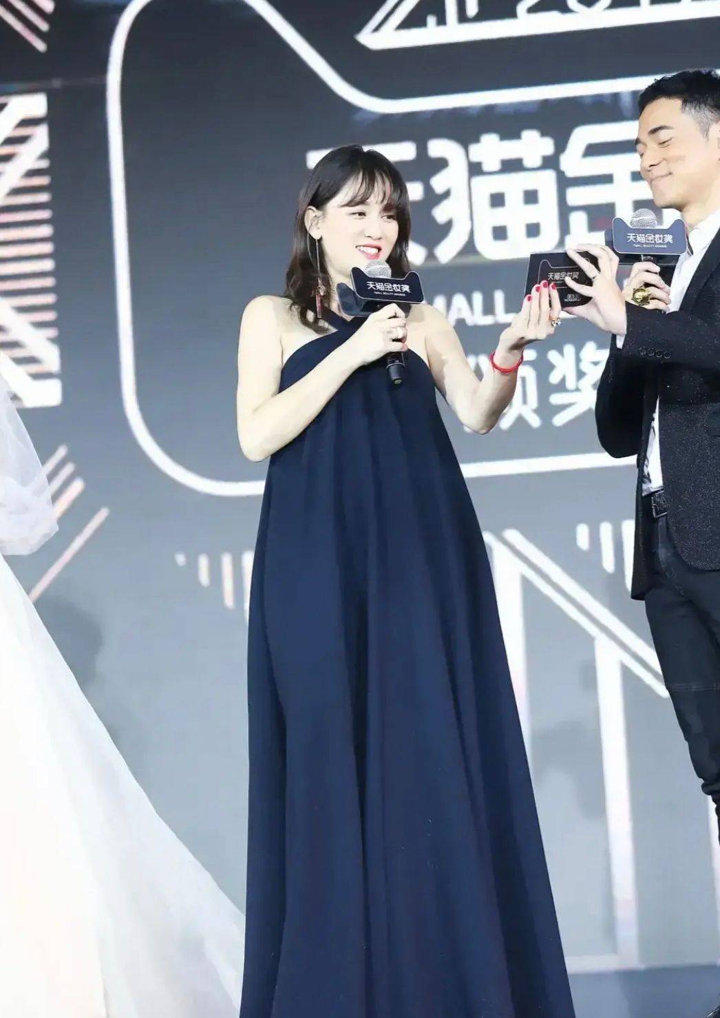 设计 陈乔恩胖了后变化大，一袭挂脖裙穿出臃肿感，完全不像偶像剧女王