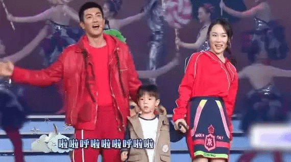 老公 一家三口一起登上春晚舞台,38岁的她跟老公站一起,美如少女