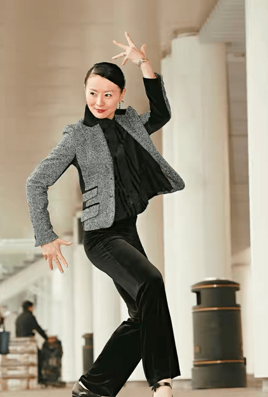 56岁李赛凤穿搭真时髦易盛娱乐平台，无论制服仍是西装，造型