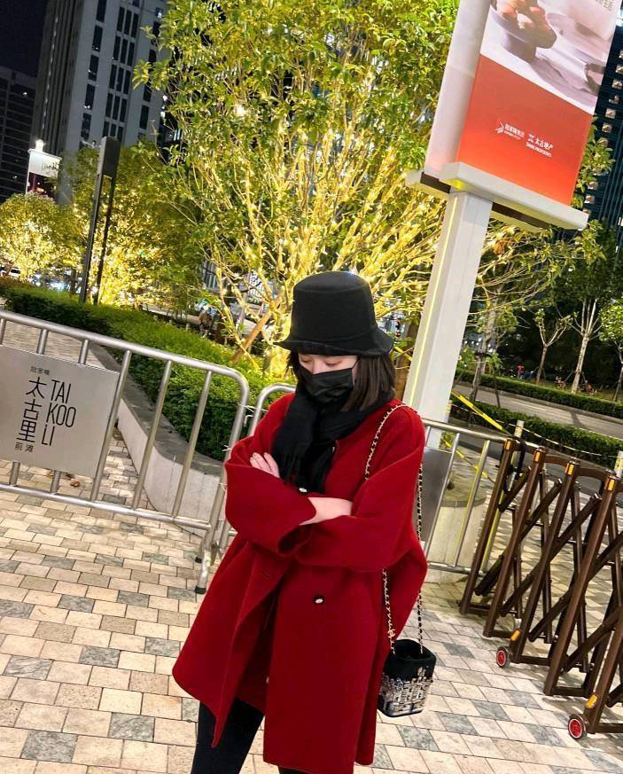 黑色 冬天穿搭显瘦不臃肿，只需记住一点，让你美美地度过冬天