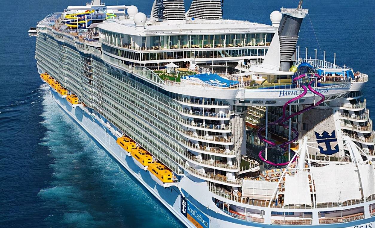 原创世界最大邮轮有多大比泰坦尼克号大5倍光工作人员就有两千人