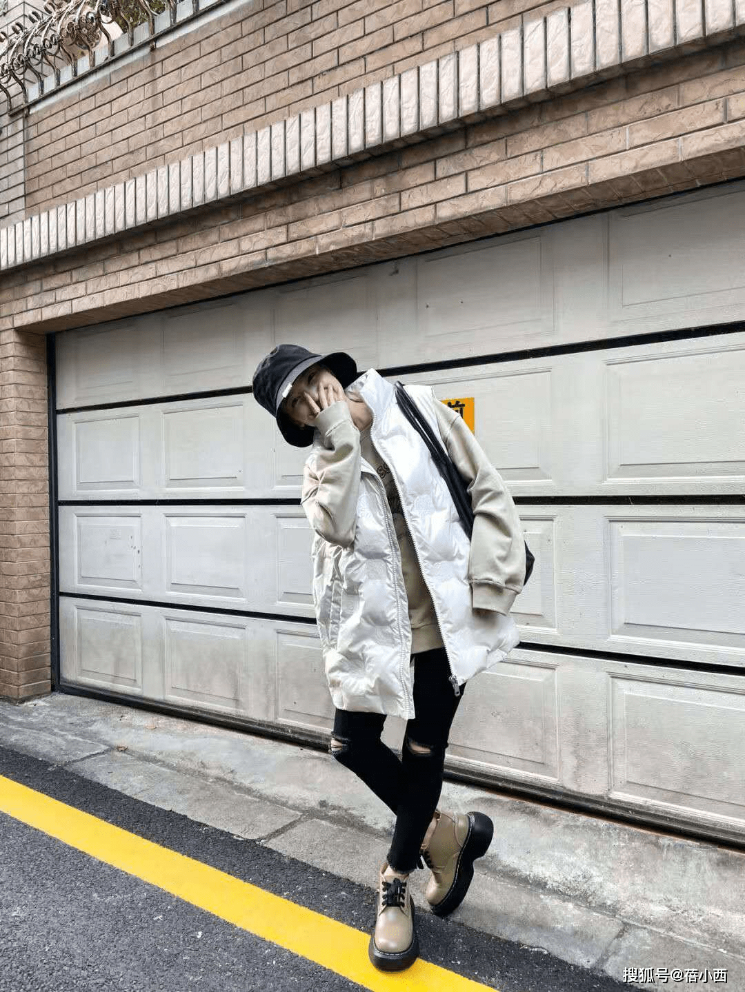 整体 T恤不再流行，初冬流行叠穿“卫衣”，搭配大衣、打底裤都很时髦