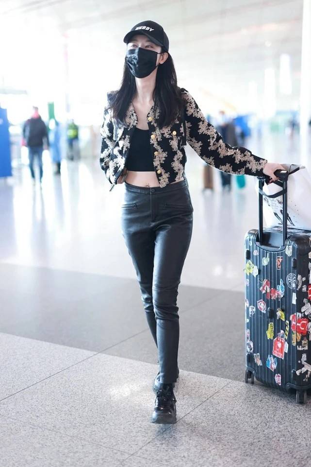 黑色 张俪的衣品够独特，外套短了“一大截”，没想到这样穿很显身材