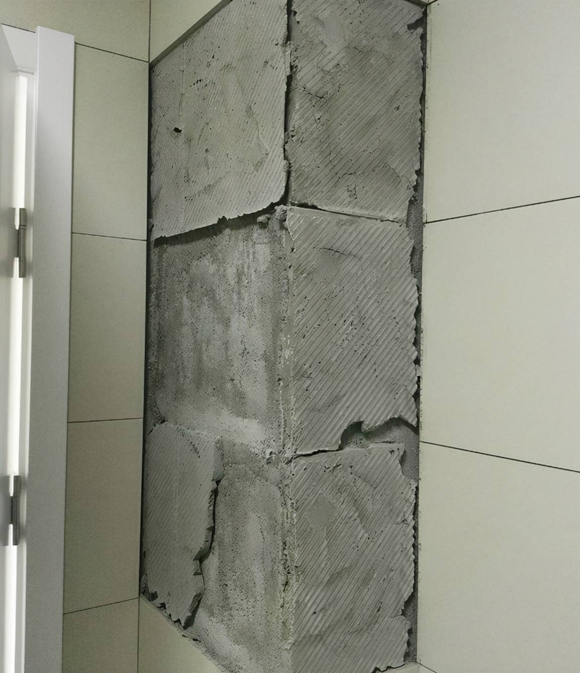 墙砖掉下来和防水有关系吗是拉毛没做到位么