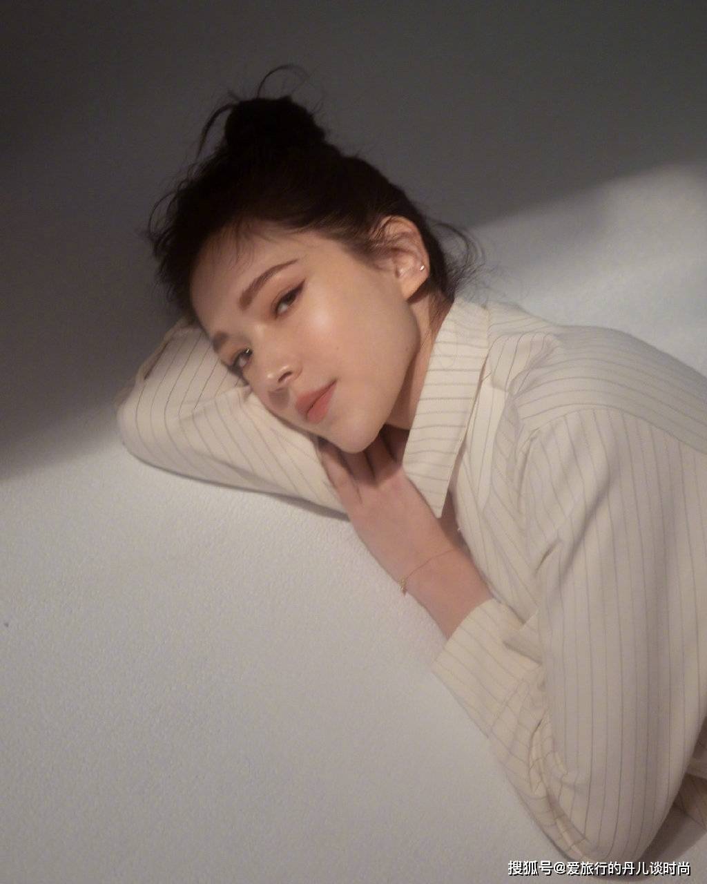 台湾 台湾女星许玮甯身穿竖条纹翻领衬衫,清爽灵动,青春气息满满