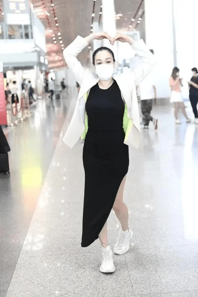 身材 51岁钟丽缇真没“大妈”样,穿高开叉连衣裙配西装,时髦又洋气