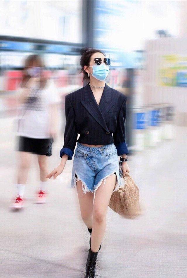 身材 章若楠为抢镜太拼，牛仔短裤故意“系错”扣子，短款西装攻气十足