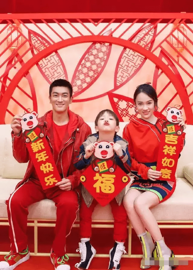 老公 一家三口一起登上春晚舞台,38岁的她跟老公站一起,美如少女