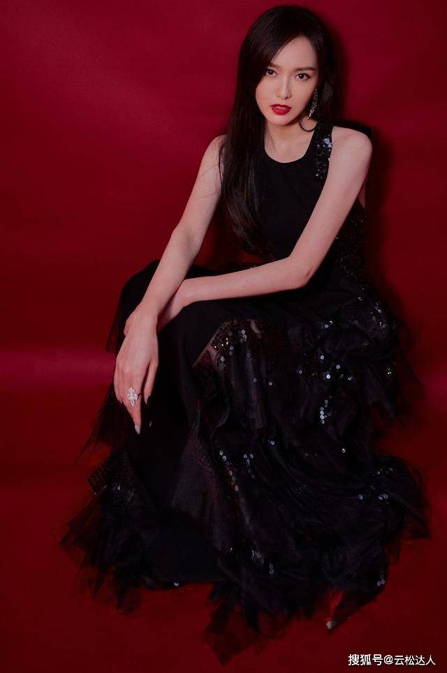 饰品 唐嫣美出新高度，穿吊带裙清新优雅，172的身高竟然还这么瘦