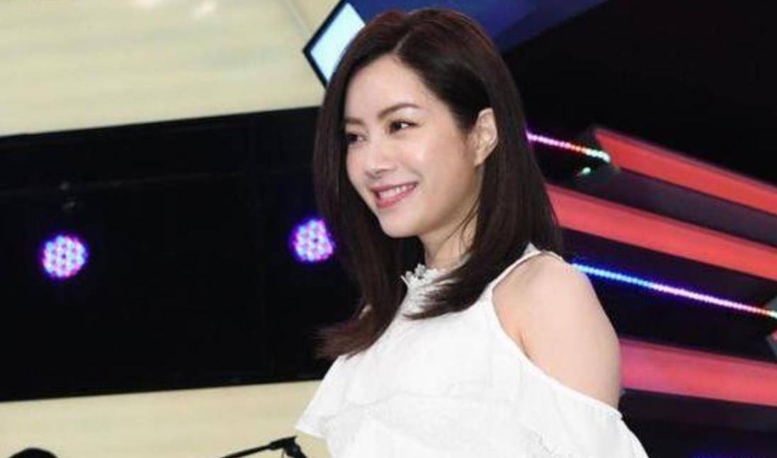 徐怀钰 罗志祥前女友43岁了，穿小白裙还有少女感，身材和年轻时相差不大