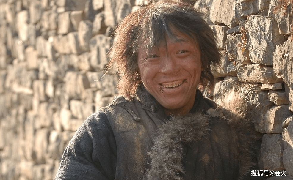 音乐节拍|47岁黄渤电梯前热舞！扭动腰肢表情搞怪，穿花衬衫太新潮