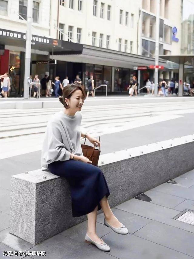 大衣 这才是50岁女人的穿衣日常，保暖不显老，普通人可照搬