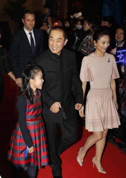 张艺谋 张艺谋晒出全家照，妻子陈婷穿小洋裙好减龄，跟孩子看不出年龄差