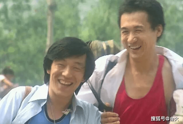 音乐节拍|47岁黄渤电梯前热舞！扭动腰肢表情搞怪，穿花衬衫太新潮