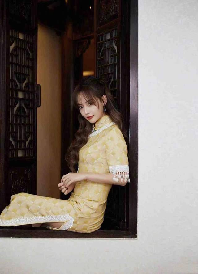 整体 张嘉倪的身材太迷人,鹅黄流苏旗袍淑女有气质,微卷长发俏皮可爱