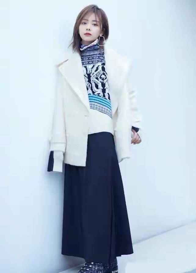 整体 谭松韵终于不再扮嫩，呢子外套配印花裙，这才是31岁该有的气质