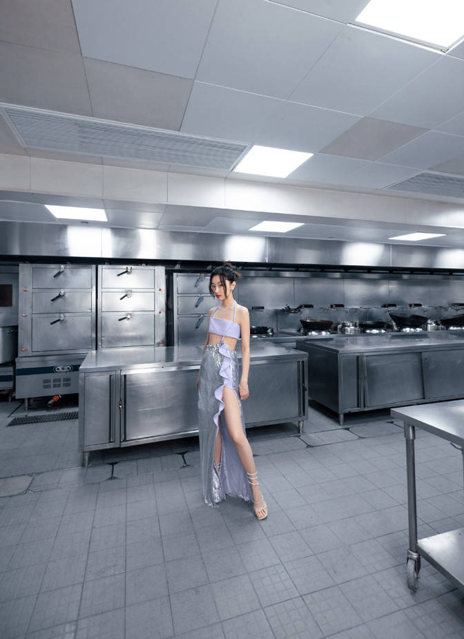 周冬雨 周冬雨在机场出现，一席黑色长裙让摄影师都为之震惊！