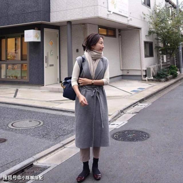 大衣 这才是50岁女人的穿衣日常，保暖不显老，普通人可照搬