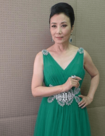 发型TVB一姐汪明荃晒新发型，花4位数剪发不心疼，近照气质如往常优雅？