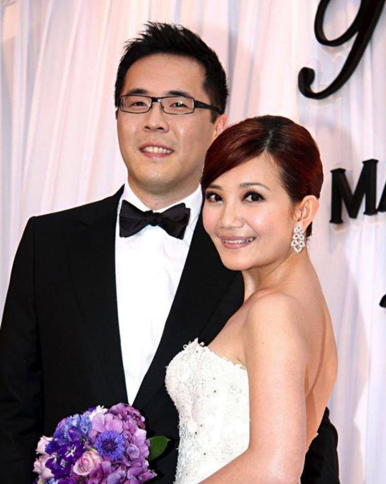 无名指|好事将近？梁静茹公开恋情后大唱情歌，无名指钻戒吸睛