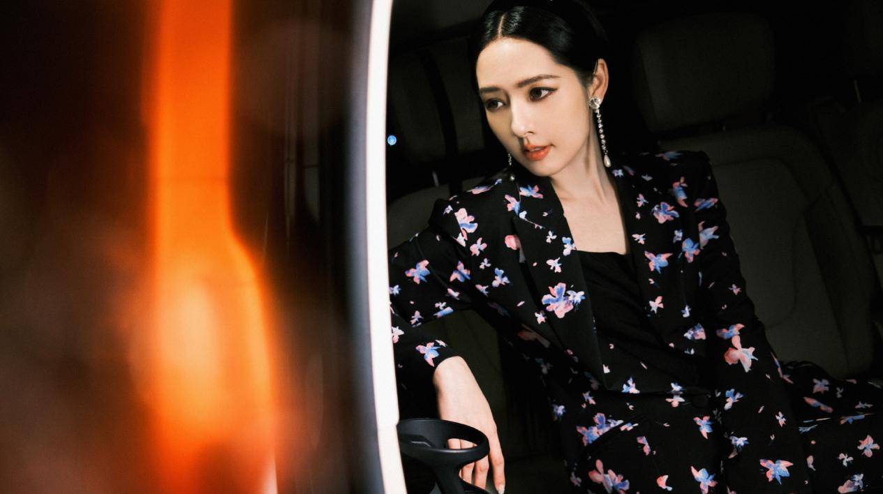 马海毛 郭碧婷久违露面，穿马海毛毛衣配紧身裤走机场，毫无二胎迹象