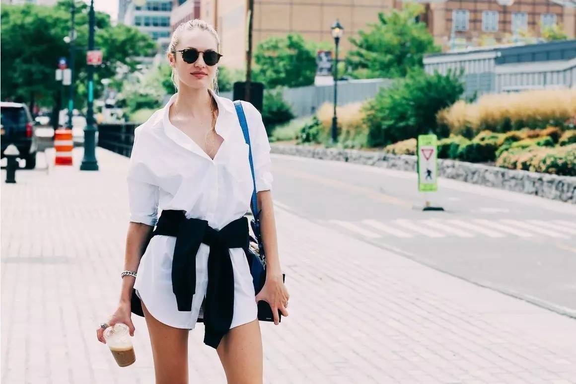 chic 穿衣搭配女：不妨直接将男友的大一号衬衫穿起，还可以秀的一手好恩爱