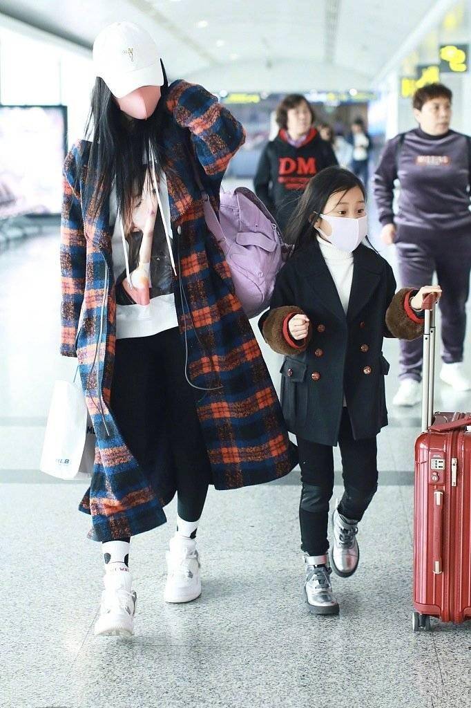 李小璐 李小璐携女儿走机场，6岁甜馨一身拼接西装比妈妈格纹大衣还有范