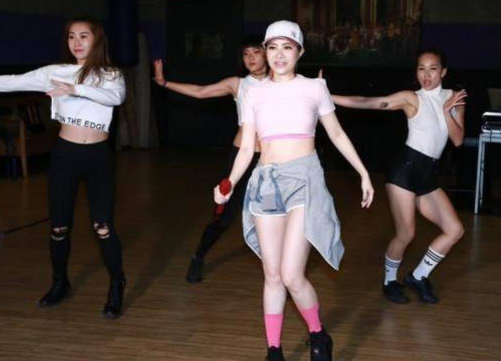 徐怀钰 罗志祥前女友43岁了，穿小白裙还有少女感，身材和年轻时相差不大