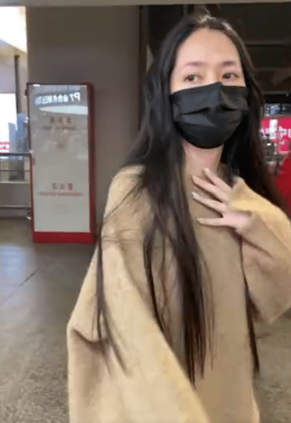 行李箱 郭碧婷现身机场，用行李箱推着女儿跑，看到镜头迅速遮挡女儿正脸