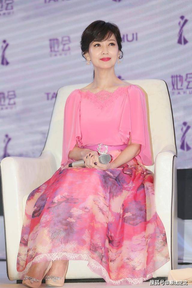 魅力 上了年纪也可以很优雅，赵雅芝穿白色纱裙，端庄大方，耐人寻味