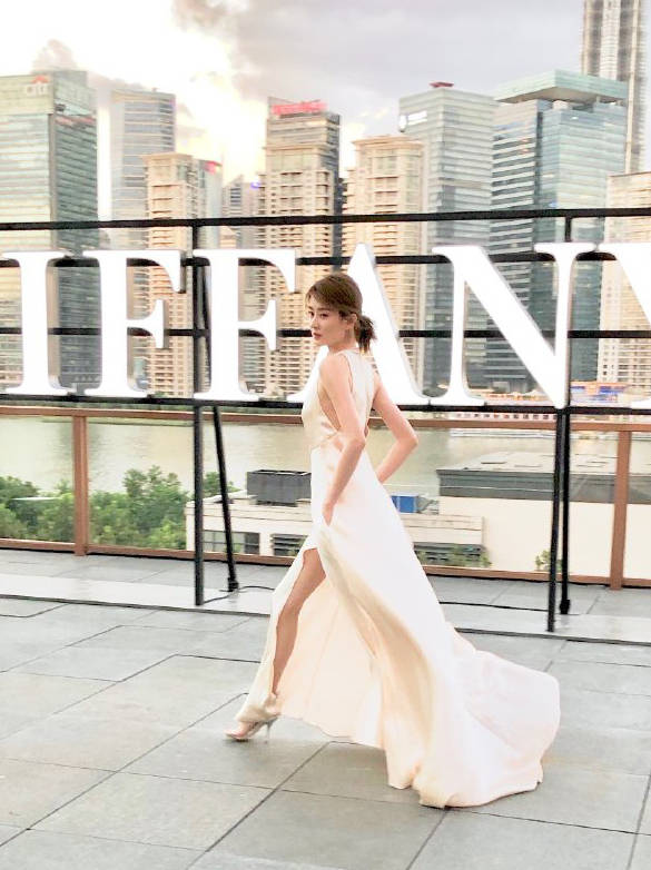 曲线 25岁乔欣又美了，搭配一袭深V长裙，身材比例惊艳！