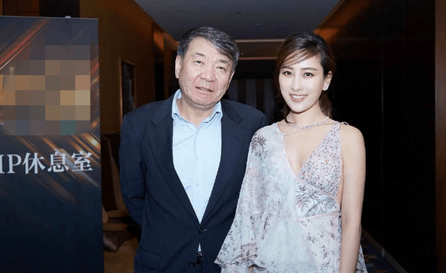 颈部 马苏终于美回来了！一袭V领碎花连衣裙性感优雅，清新温婉好迷人