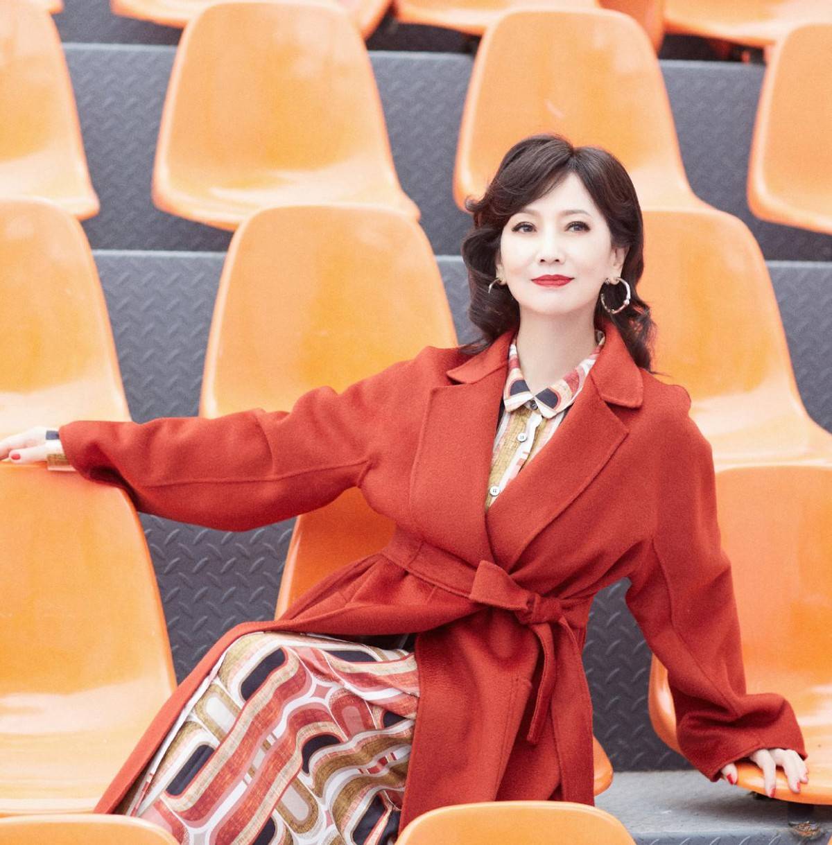 赵雅芝不愧是"不老女神",卷发慵懒气质好,大衣配衬衫裙太优雅_服装