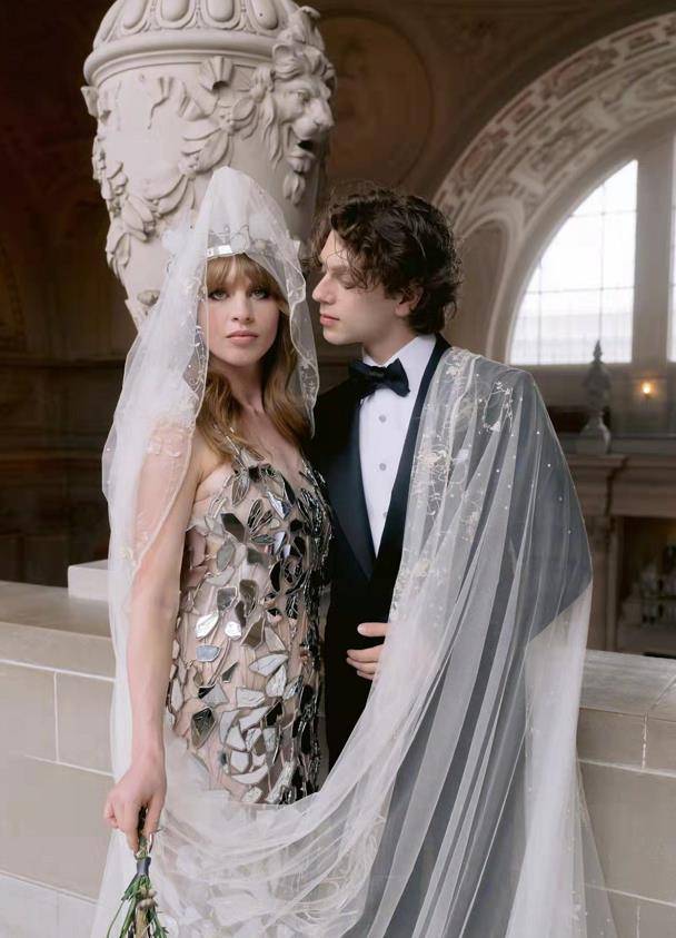 高定 顶级名媛出嫁展现豪门底蕴！高定婚纱不镶钻缝玻璃，连狗都穿仙裙