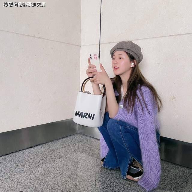 西装 “初恋女孩”赵露思,秋冬穿搭“上暖下凉”?一般人hold不住