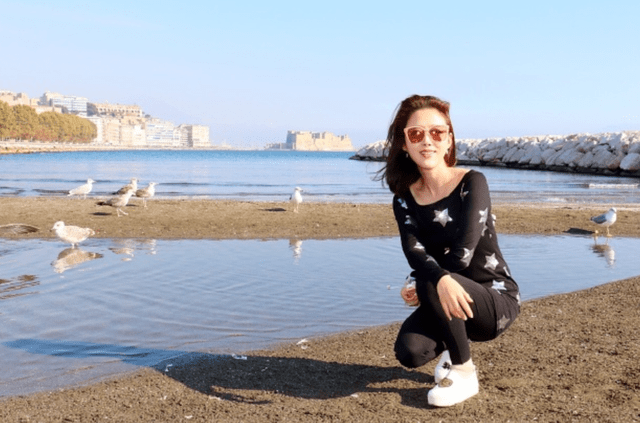 设计 颜丹晨私服穿搭好惊艳！黑色连衣裙简约舒适，星星图案点缀好少女