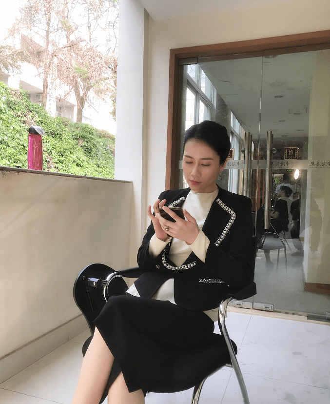 温峥嵘 温峥嵘才是真“戏精”，演啥像啥穿衣还高级，西装显出成熟女人味