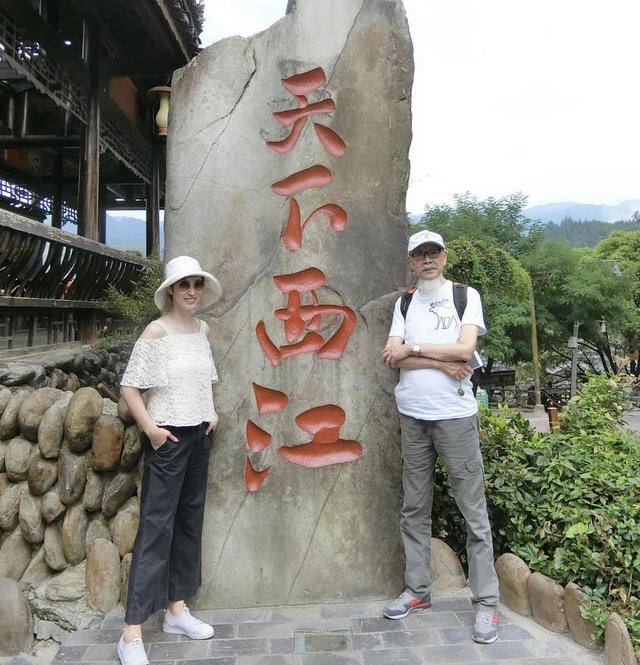 设计 陈法蓉带父亲旅游！蕾丝上衣搭配阔腿裤清爽简约，父女同框超温馨