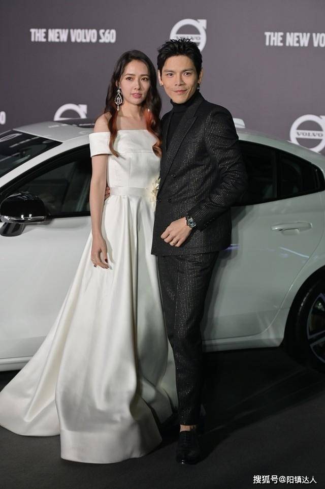 形象 郭碧婷与向佐好恩爱,“黑白穿搭”似情侣装,高级有范,十分闪耀