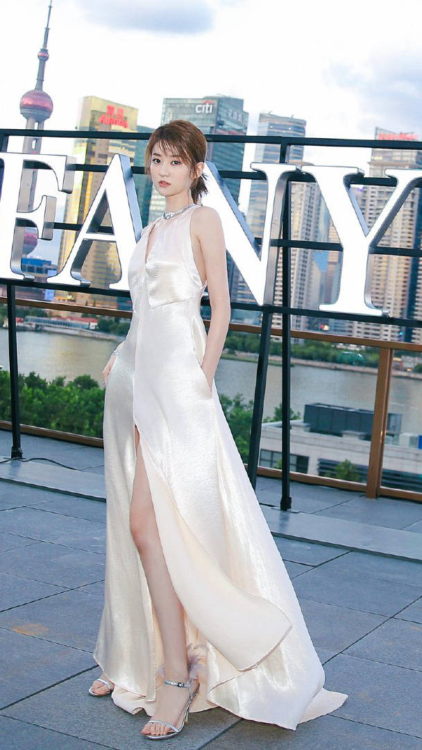 曲线 25岁乔欣又美了，搭配一袭深V长裙，身材比例惊艳！