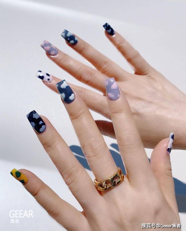 指甲以简约线条和色彩勾勒出令人注目的优雅款式！