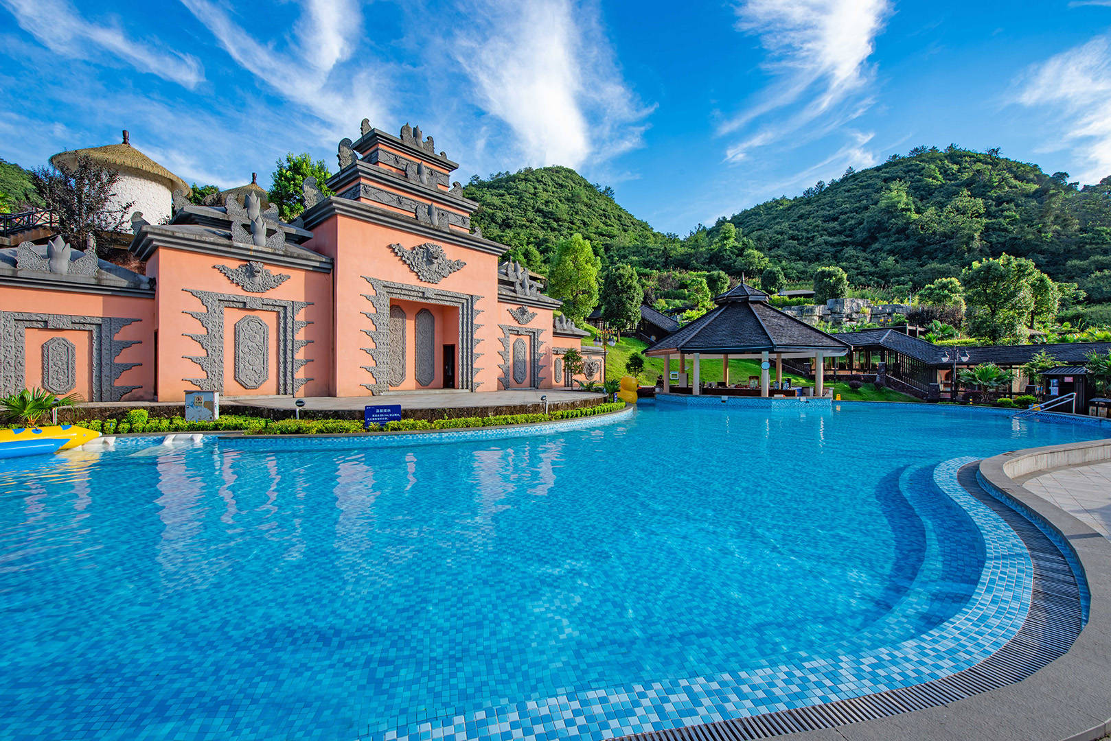 夏避暑冬赏霜无敌景观别墅巴厘园林温泉这粤北山湖度假村藏不住了