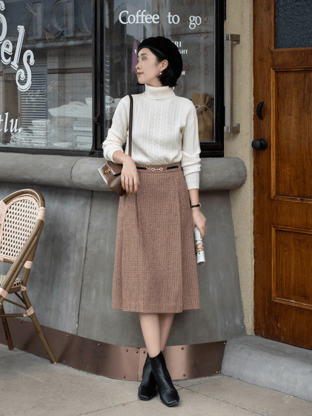 下半身 不管穿大衣还是针织衫，下半身尽量搭“格纹裙”，复古时髦还显瘦