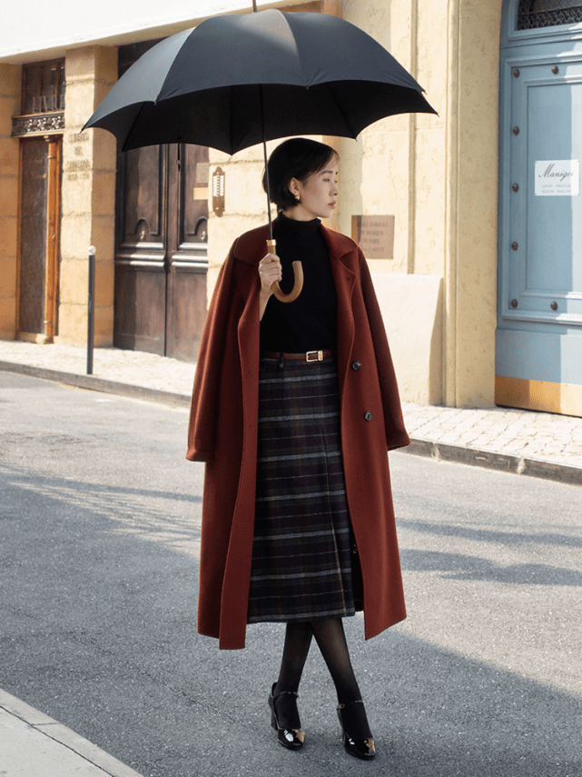 下半身 不管穿大衣还是针织衫，下半身尽量搭“格纹裙”，复古时髦还显瘦